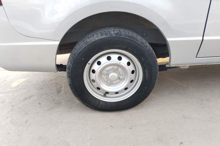 Used Wuling Rongguang S 2023 1.5L Basic Enclosed-Window Vehicle 2 Seats Right Rear Wheel Hub
