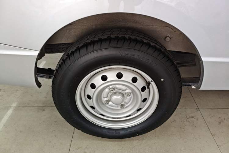 Used Wuling Rongguang S 2023 1.5L Basic Enclosed-Window Vehicle 2 Seats Right Rear Wheel Hub