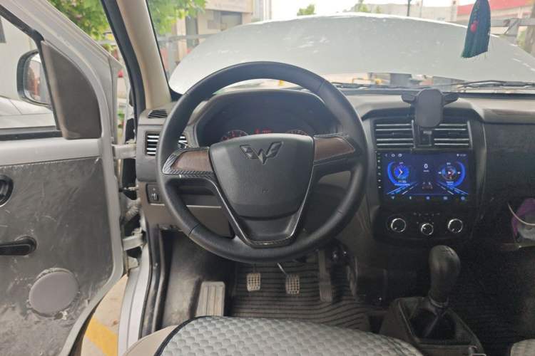 Used Wuling Rongguang S 2023 1.5L Base Version 5/7 Seats Steering Wheel