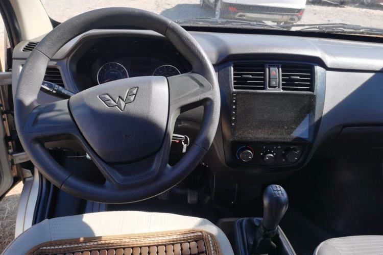 Used Wuling Rongguang S 2023 1.5L Base Version 5/7 Seats Center Console