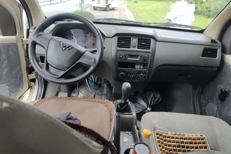 Used Wuling Rongguang S 2023 1.5L Base Version 5/7 Seats Center Console