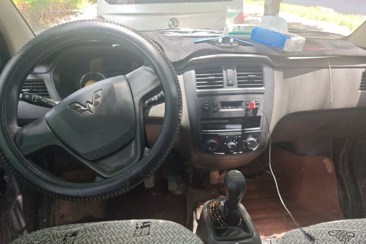 Used Wuling Rongguang S 2023 1.5L Base Version 5/7 Seats Center Console