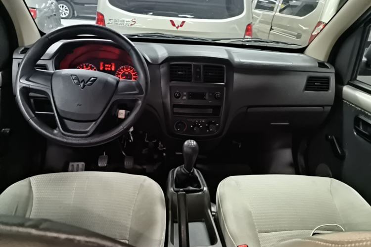 Used Wuling Rongguang S 2023 1.5L Base Version 5/7 Seats Center Console