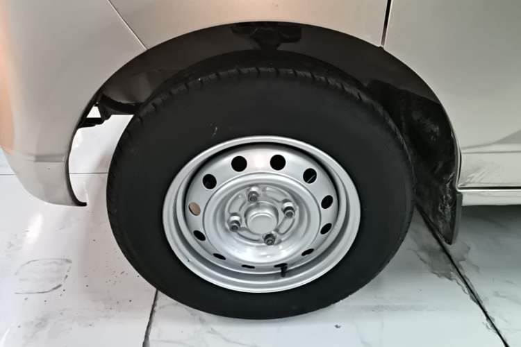 Used Wuling Rongguang S 2023 1.5L Base Version 5/7 Seats Left Front Wheel Hub