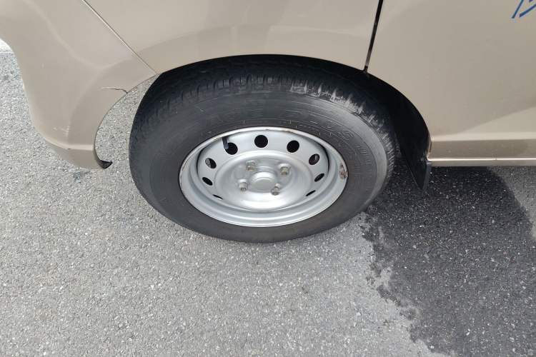 Used Wuling Rongguang S 2023 1.5L Base Version 5/7 Seats Left Front Wheel Hub
