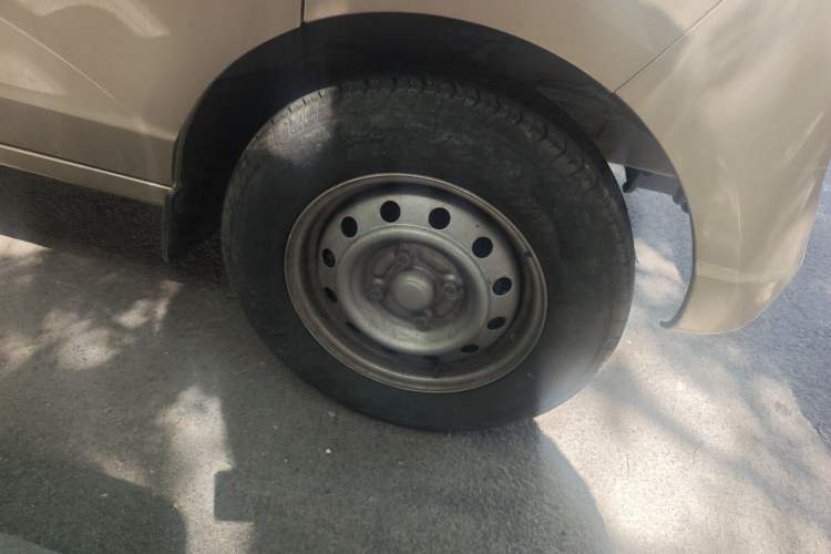 Used Wuling Rongguang S 2023 1.5L Base Version 5/7 Seats Right Front Wheel Hub