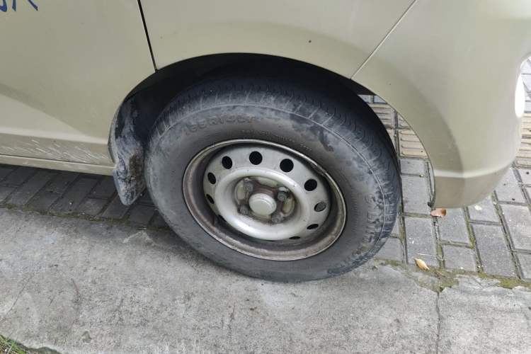 Used Wuling Rongguang S 2023 1.5L Base Version 5/7 Seats Right Front Wheel Hub