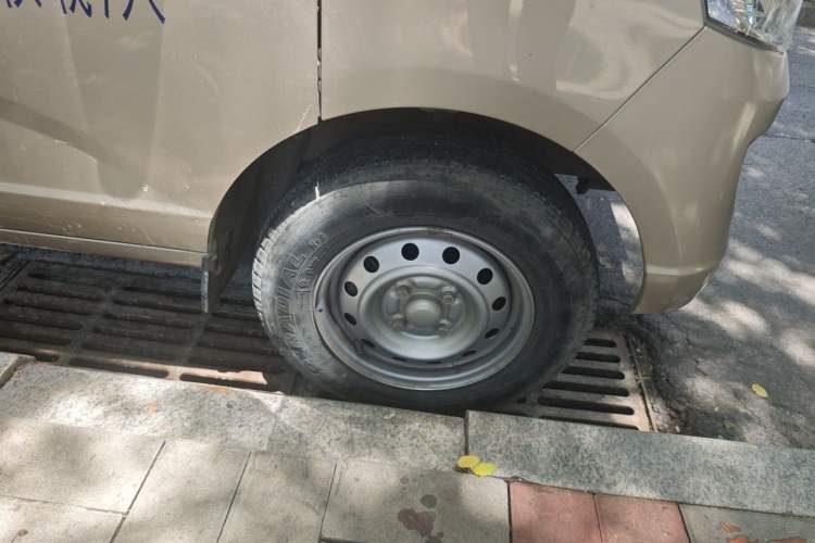 Used Wuling Rongguang S 2023 1.5L Base Version 5/7 Seats Right Front Wheel Hub