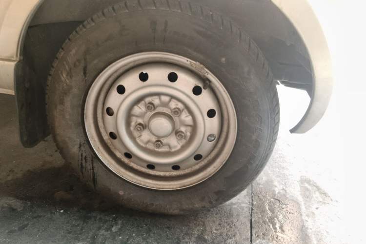 Used Wuling Rongguang S 2023 1.5L Basic Enclosed-Window Vehicle 2 Seats Right Front Wheel Hub