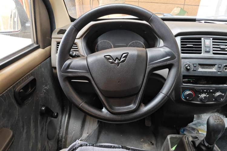 Used Wuling Rongguang S 2023 1.5L Base Version 5/7 Seats Steering Wheel
