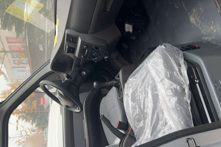 Used Wuling Rongguang Small Truck 2023 1.5L Standard Single-Row Extended LAR Interior 1