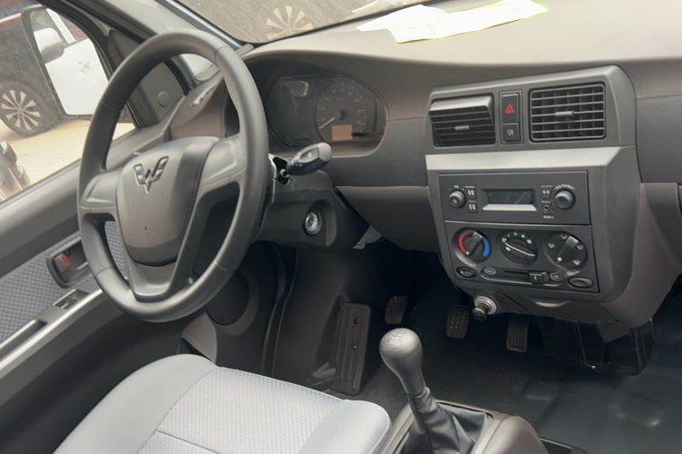 Used Wuling Rongguang Small Truck 2023 1.5L Standard Single-Row Extended LAR Interior 2