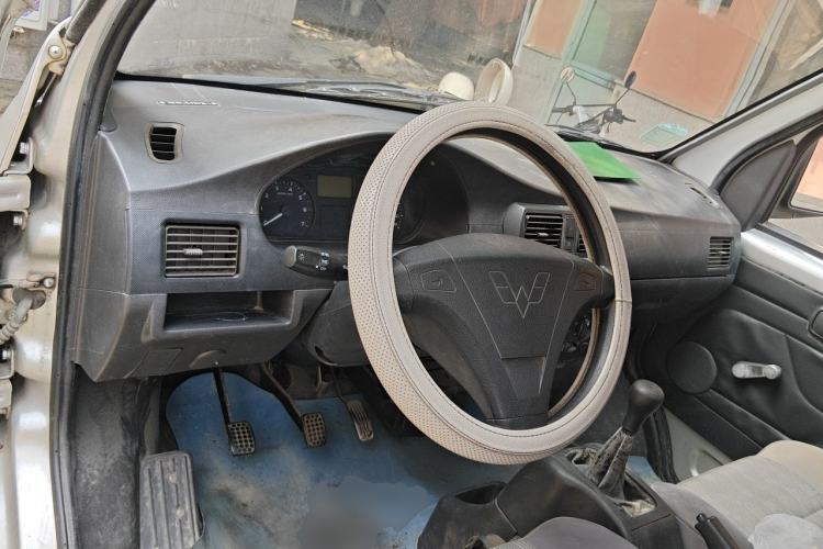 Used Wuling Rongguang Small Truck 2012 1.2L Single-Row Basic Version LAQ Center Console