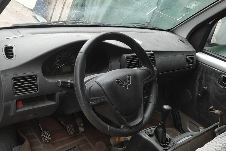 Used Wuling Rongguang Small Truck 2012 1.5L Single-Row Basic Version L3C Center Console