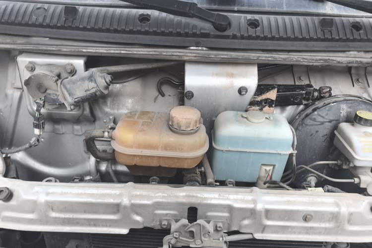 Used Wuling Rongguang Small Truck 2012 1.2L Double-Cab Basic Version LAQ Engine Bay