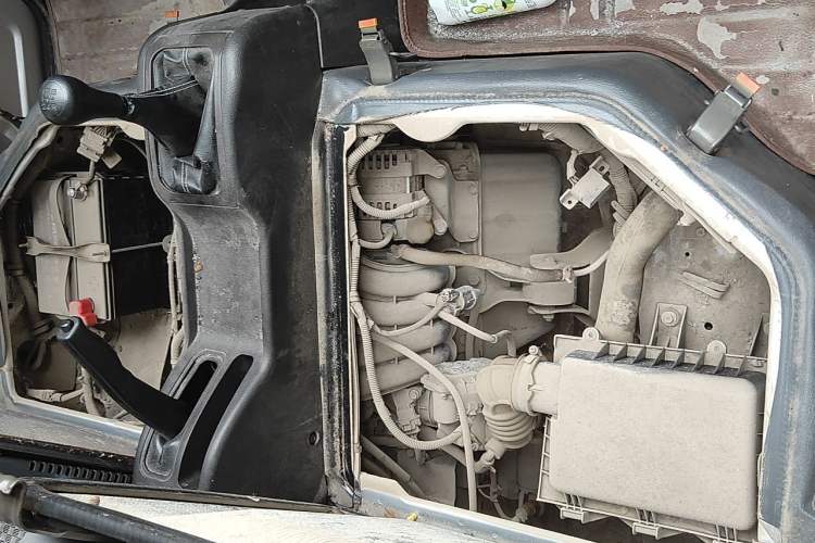 Used Wuling Rongguang Small Truck 2012 1.5L Single-Row Basic Version L3C Engine Bay