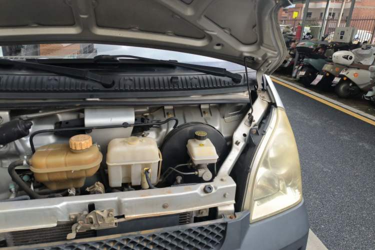 Used Wuling Rongguang Small Truck 2012 1.5L Double-Cab Basic Version L3C Engine Bay Left