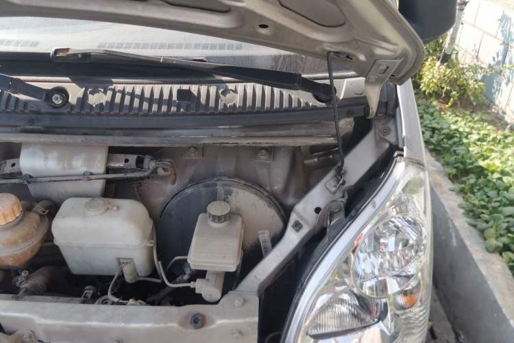Used Wuling Rongguang Small Truck 2012 1.2L Single-Row Basic Version LAQ Engine Bay Left