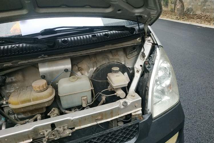 Used Wuling Rongguang Small Truck 2012 1.2L Double-Cab Basic Version LAQ Engine Bay Left