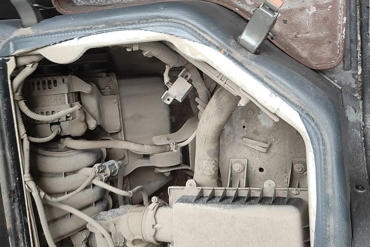Used Wuling Rongguang Small Truck 2012 1.5L Single-Row Basic Version L3C Engine Bay Left