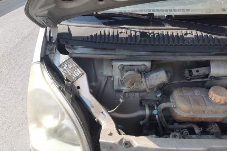 Used Wuling Rongguang Small Truck 2012 1.2L Single-Row Basic Version LAQ Engine Bay Right