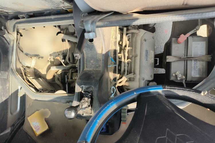 Used Wuling Rongguang Small Truck 2012 1.2L Double-Cab Basic Version LAQ Engine Bay