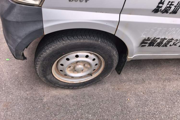 Used Wuling Rongguang Small Truck 2012 1.5L Double-Cab Basic Version L3C Left Front Wheel Hub