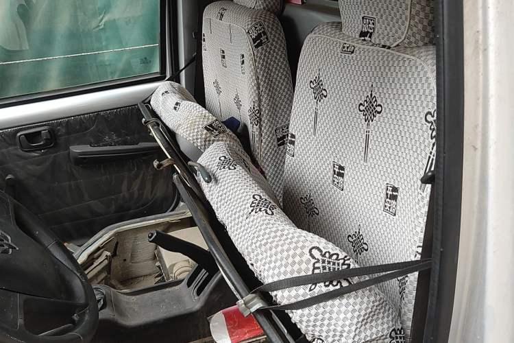 Used Wuling Rongguang Small Truck 2012 1.5L Single-Row Basic Version L3C Left Rear Seat