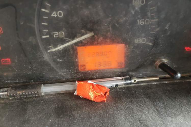 Used Wuling Rongguang Small Truck 2012 1.2L Single-Row Basic Version LAQ Odometer Close Up