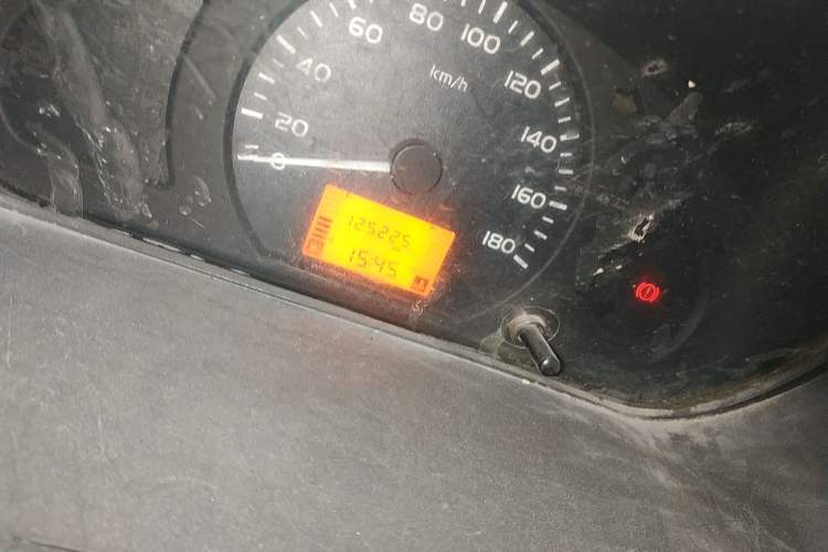 Used Wuling Rongguang Small Truck 2012 1.2L Double-Cab Basic Version LAQ Odometer Close Up