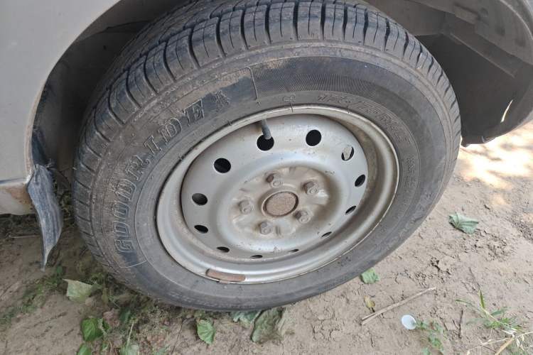 Used Wuling Rongguang Small Truck 2012 1.5L Double-Cab Basic Version L3C Right Front Wheel Hub