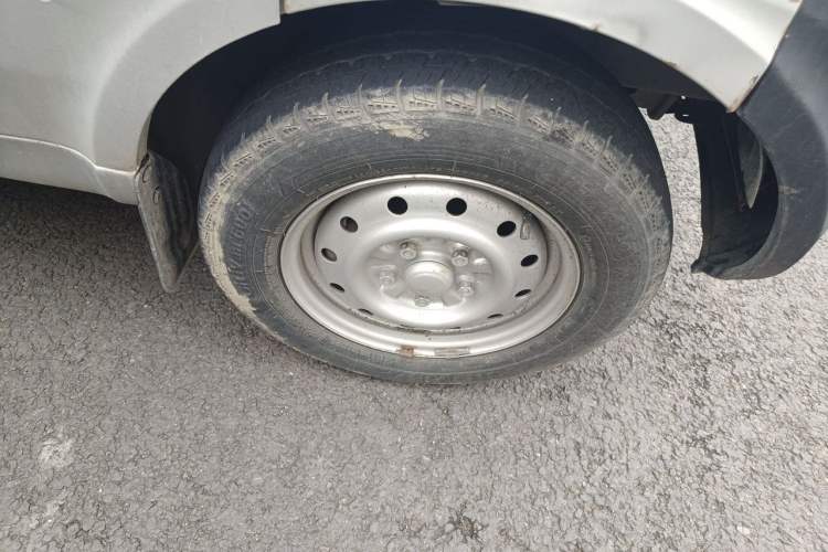 Used Wuling Rongguang Small Truck 2012 1.5L Single-Row Basic Version L3C Right Front Wheel Hub