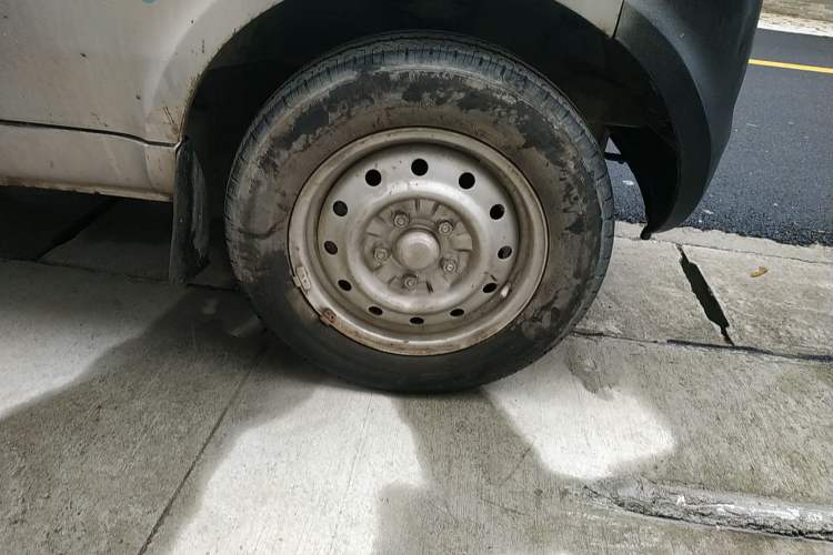 Used Wuling Rongguang Small Truck 2012 1.2L Double-Cab Basic Version LAQ Right Front Wheel Hub