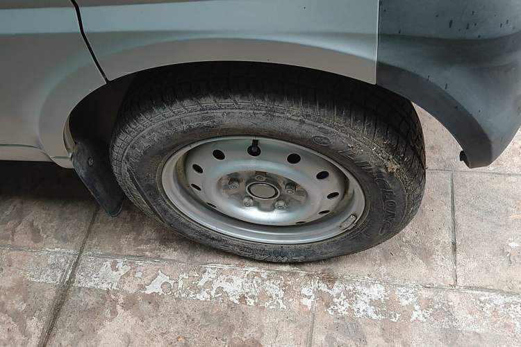 Used Wuling Rongguang Small Truck 2012 1.5L Single-Row Basic Version L3C Right Front Wheel Hub
