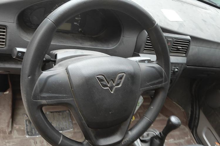 Used Wuling Rongguang Small Truck 2012 1.5L Single-Row Basic Version L3C Steering Wheel