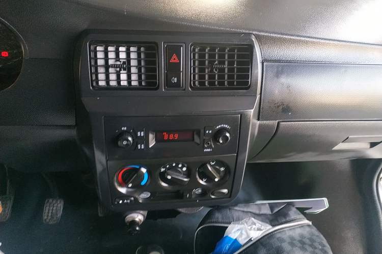 Used Wuling Rongguang Small Truck 2017 1.5L Double-Cab Basic Version L3C Audio And AC Panel