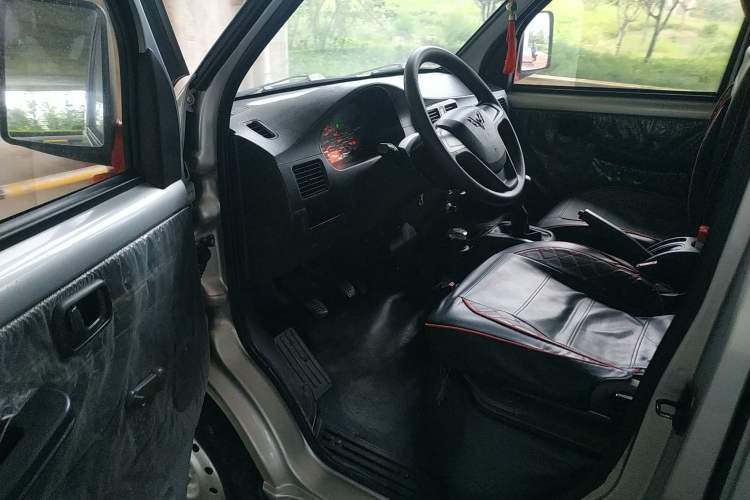 Used Wuling Rongguang Small Truck 2017 1.5L Double-Cab Basic Version L3C Driver Seat
