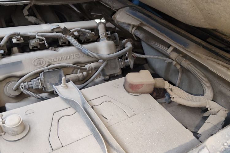 Used Wuling Rongguang Small Truck 2017 1.2L Double-Cab Basic Model LSI Engine Bay Left