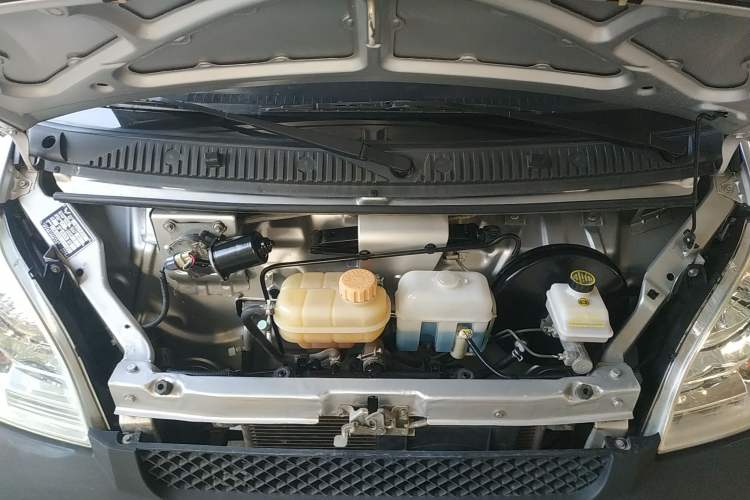 Used Wuling Rongguang Small Truck 2017 1.5L Double-Cab Basic Version L3C Engine Bay