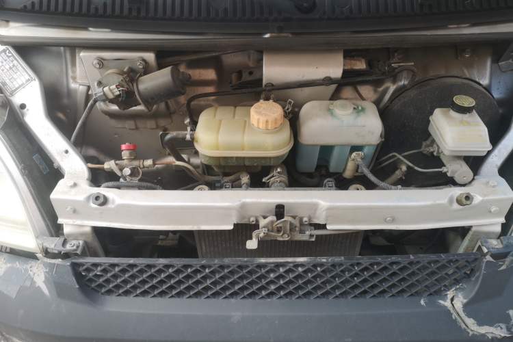 Used Wuling Rongguang Small Truck 2017 1.5L Double-Cab Basic Version L3C Engine Bay