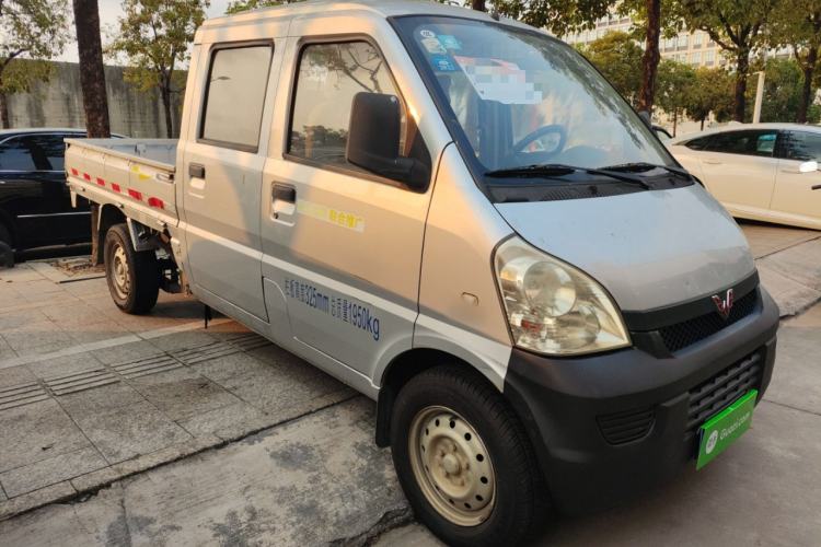 Used Wuling Rongguang Small Truck 2017 1.5L Double-Cab Basic Version L3C Front Right 45 Deg