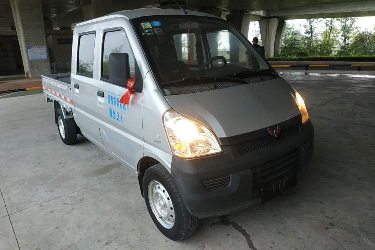 Used Wuling Rongguang Small Truck 2017 1.5L Double-Cab Basic Version L3C Front Right 45 Deg