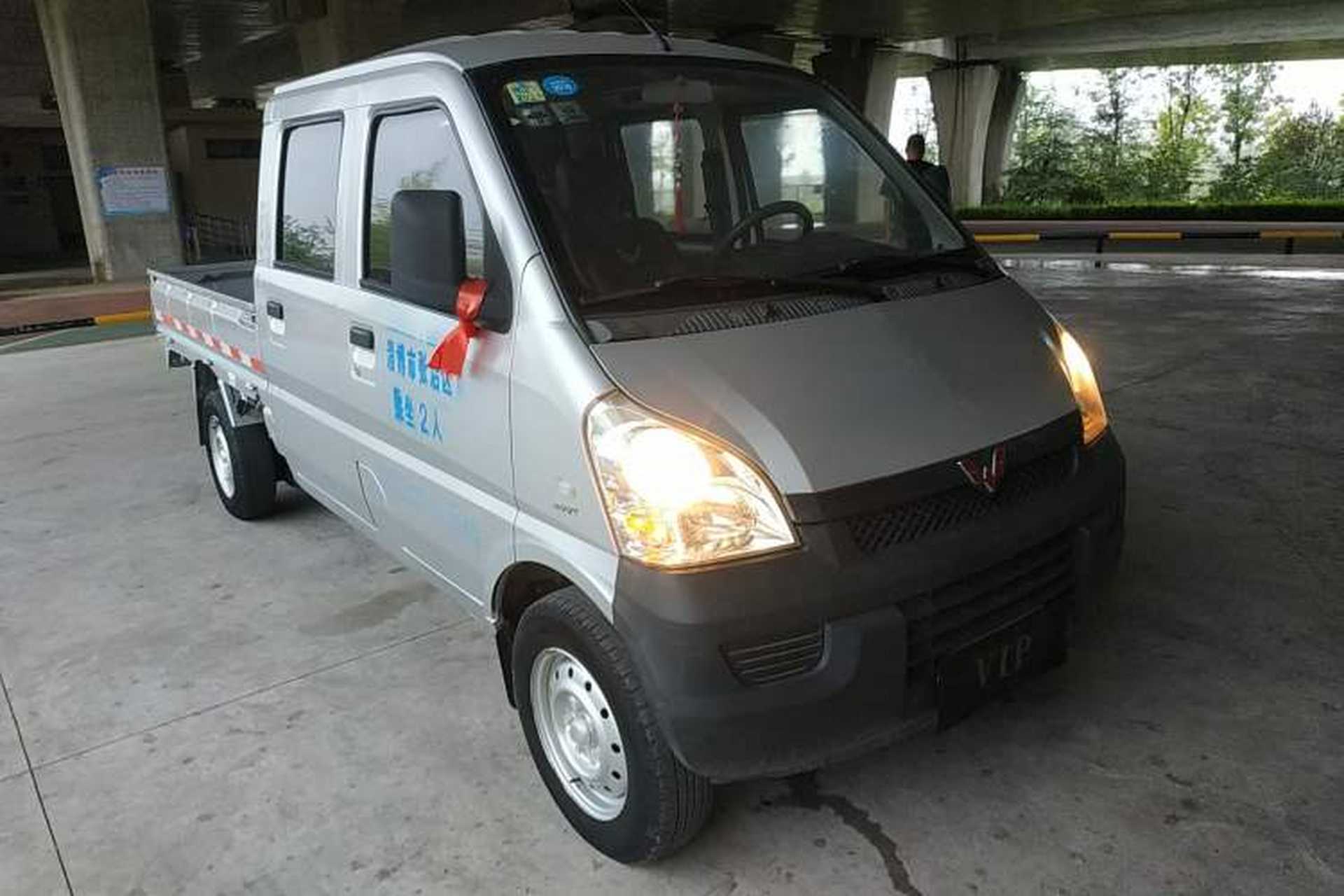 Used Wuling Rongguang Small Truck 2017 1.5L Double-Cab Basic Version L3C Front Right 45 Deg