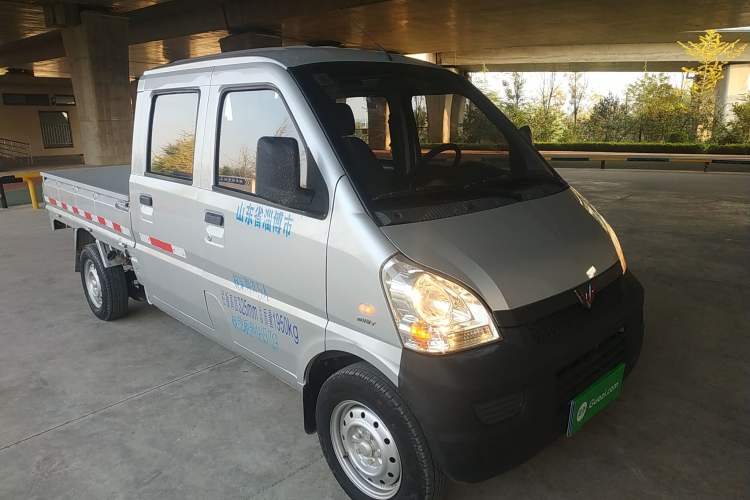 Used Wuling Rongguang Small Truck 2017 1.5L Double-Cab Basic Version L3C Front Right 45 Deg