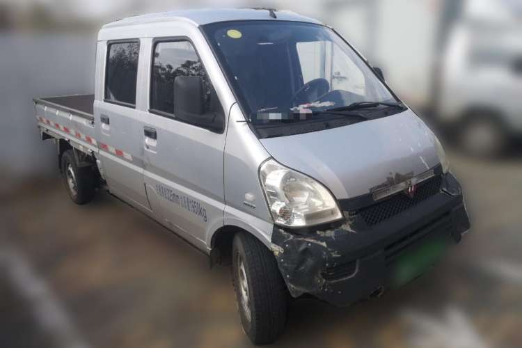 Used Wuling Rongguang Small Truck 2017 1.5L Double-Cab Basic Version L3C Front Right 45 Deg