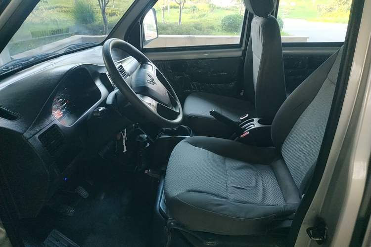 Used Wuling Rongguang Small Truck 2017 1.5L Double-Cab Basic Version L3C Left Front Seat
