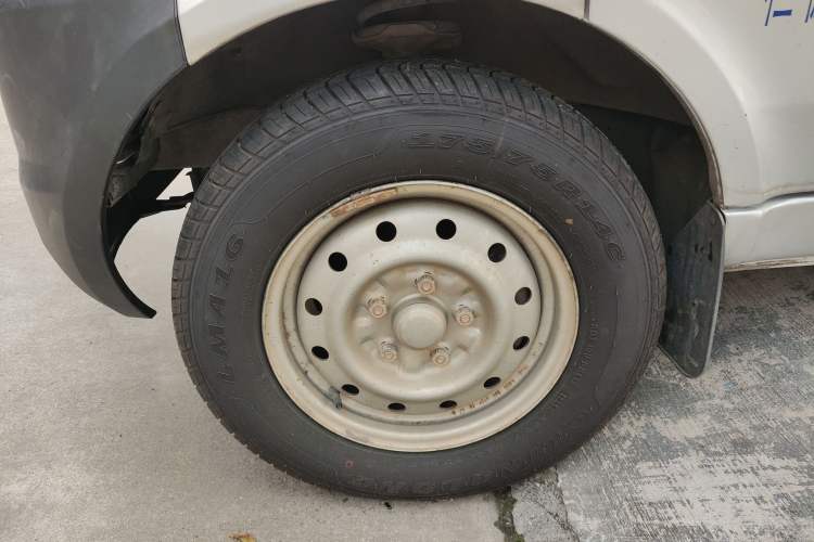 Used Wuling Rongguang Small Truck 2017 1.5L Double-Cab Basic Version L3C Left Front Wheel Hub
