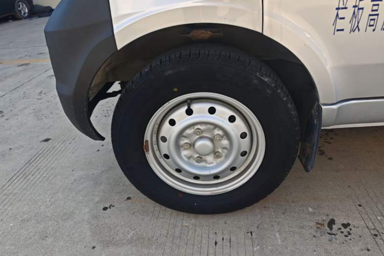 Used Wuling Rongguang Small Truck 2017 1.5L Double-Cab Basic Version L3C Left Front Wheel Hub
