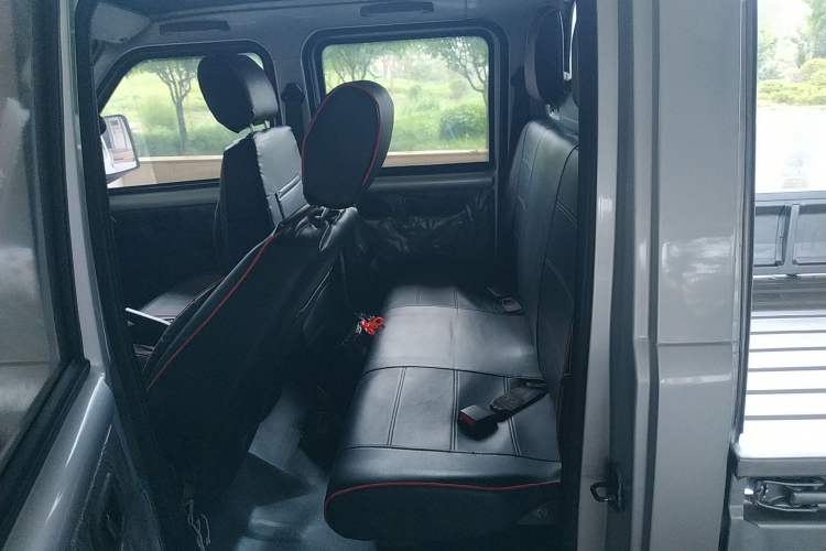 Used Wuling Rongguang Small Truck 2017 1.5L Double-Cab Basic Version L3C Left Rear Seat