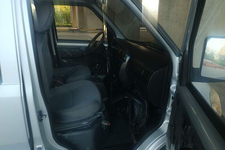 Used Wuling Rongguang Small Truck 2017 1.5L Double-Cab Basic Version L3C Right Front Seat